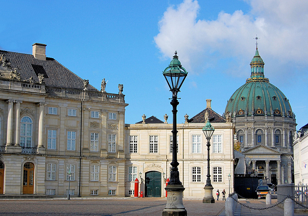Амалиенборг - это место проживания датского королевского семейства